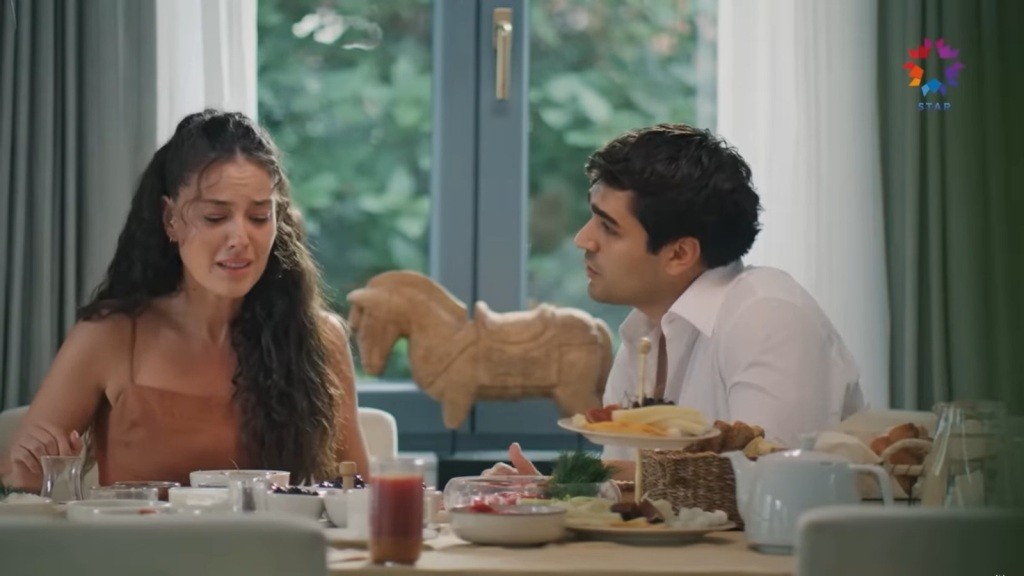 Diyar jest zrozpaczona. Siedzący obok Ferit próbuje ją uspokoić.