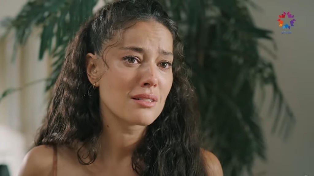 Zbliżenie na twarz Diyar, spowitą cierpieniem.