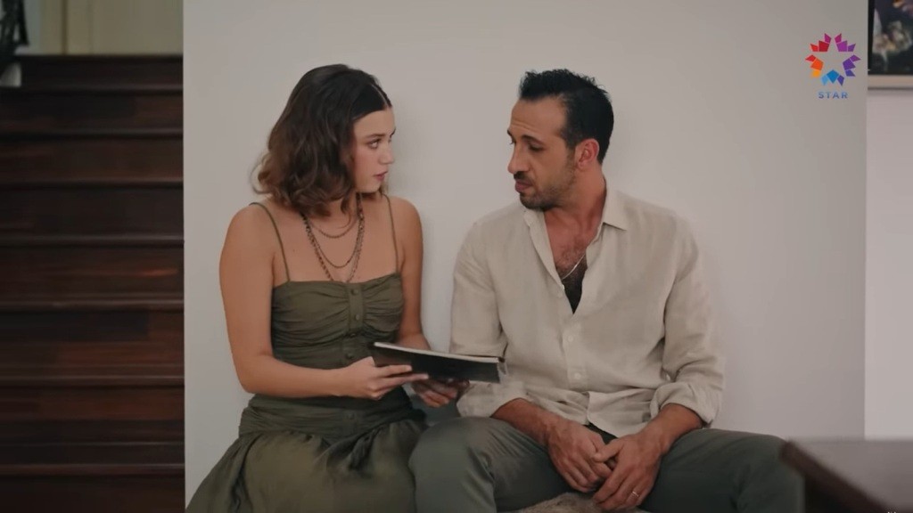 Seyran przekazuje Abidinowi szkicownik.