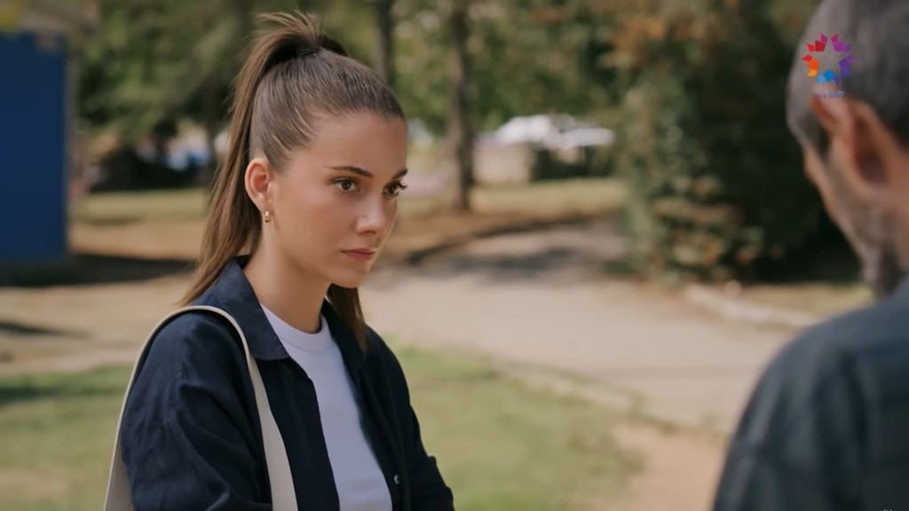 Suna patrzy na szantażystę.