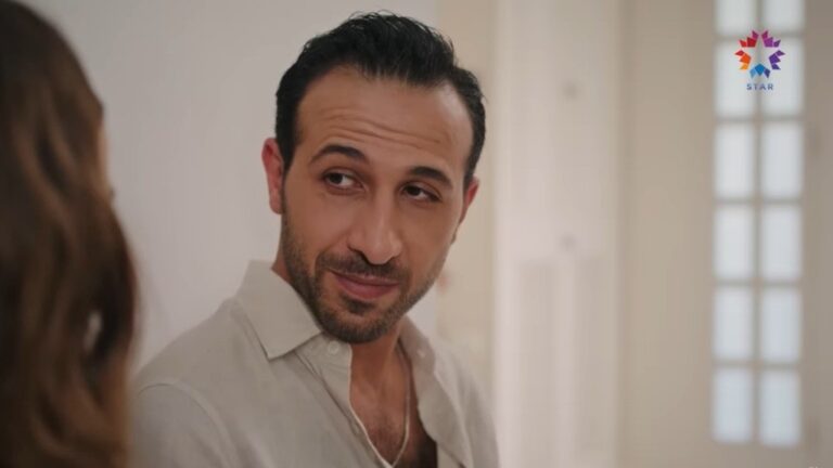 Abidin odwraca głowę, patrząc na Seyran.