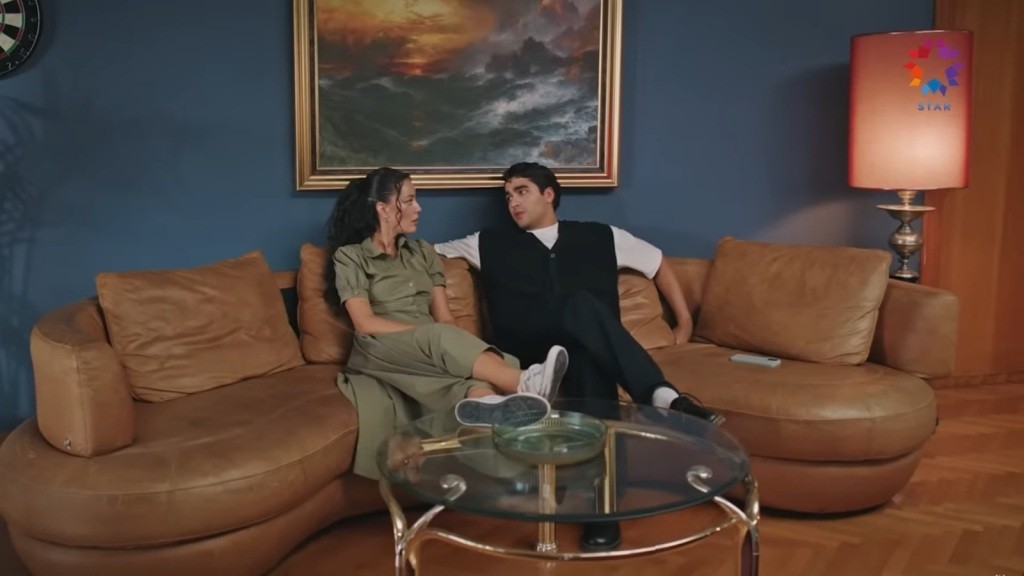 Diyar i Ferit siedzą na kanapie.