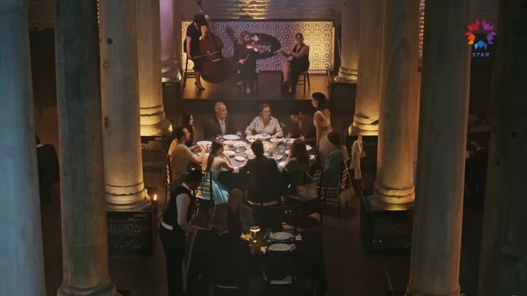 Rodziny Seyran i Sinana zebrały się w restauracji.