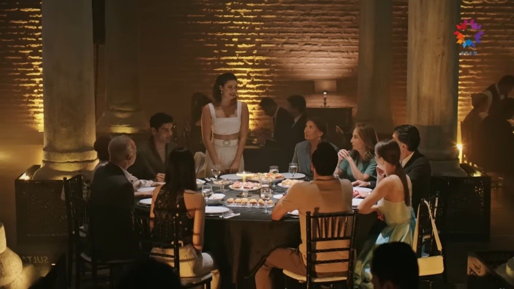 Seyran wstaje, mając coś do ogłoszenia rodzinom.