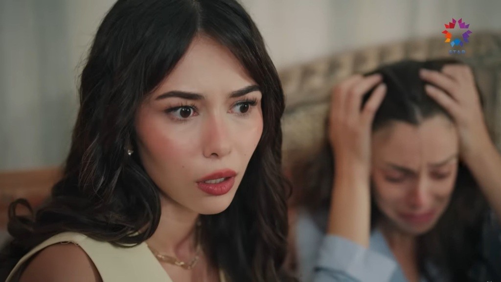 Serpil jest w szoku. Na drugim planie Betul trzyma się za głowę.