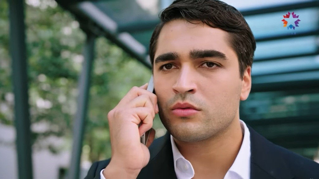 Ferit rozmawia przez telefon.