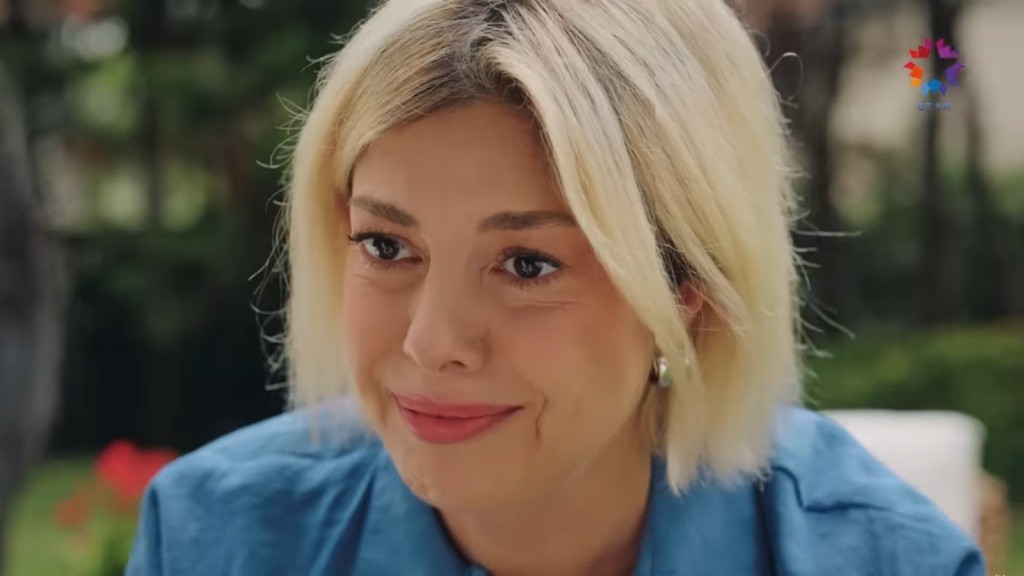 Zbliżenie na pogodną, wspierającą twarz Gulgun.