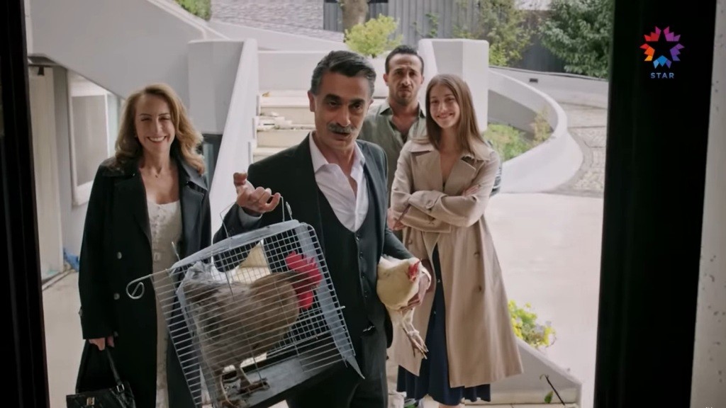 Rodzina Seyran przybywa z wizytą do domu Sinana. Kazim w jednej ręce trzyma kurę, a w drugiej klatkę z kogutem. Za nim stoją Esme, Suna i Abidin.