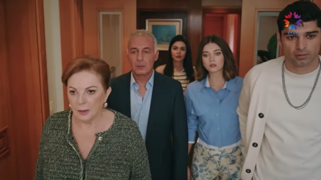 Bliscy Sinana i Seyran są zaskoczeni niezapowiedzianą wizytą.