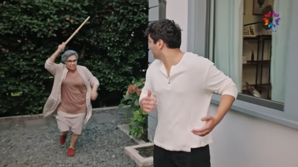 Babcia Diyar biegnie za Feritem, groźnie unosząc kij.