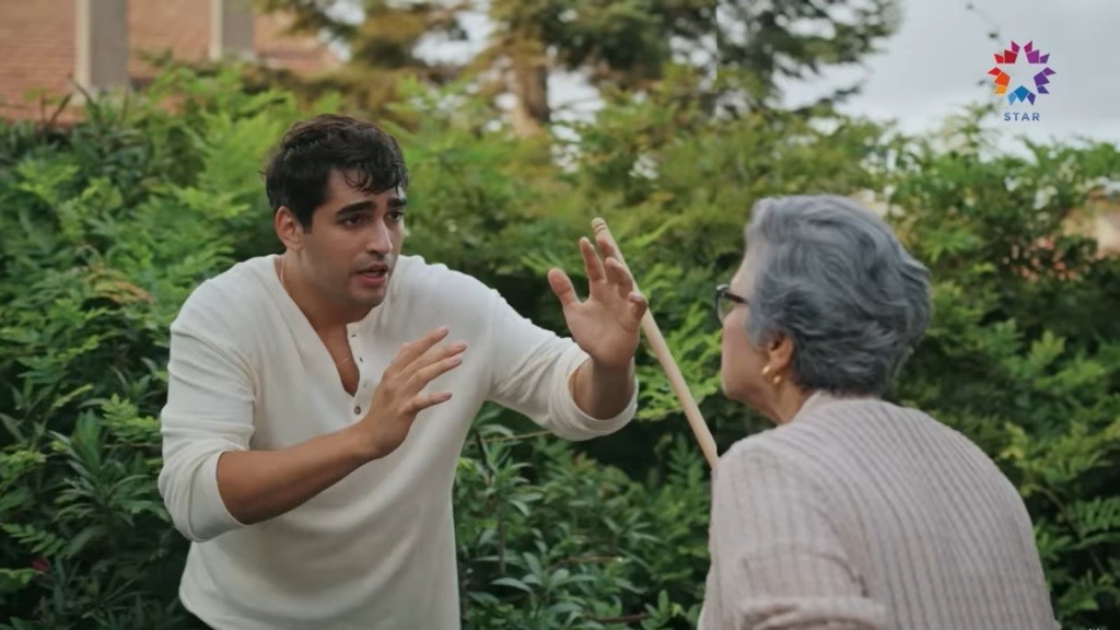 Babcia Diyar grozi Feritowi kijem.