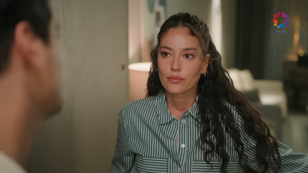 Diyar otwiera drzwi pokoju, patrząc na stojącego przed nimi Ferita.