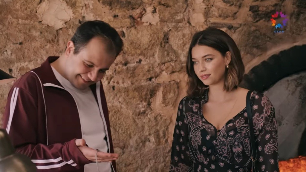 Memo pokazuje Seyran wisiorek.