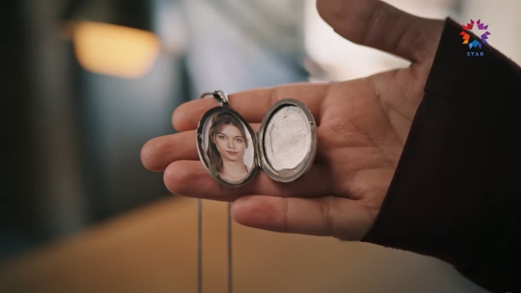 Otwarty wisiorek ze zdjęciem Seyran w środku.