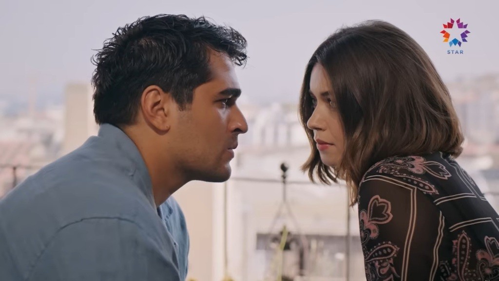 Ferit i Seyran patrzą sobie prosto w oczy.