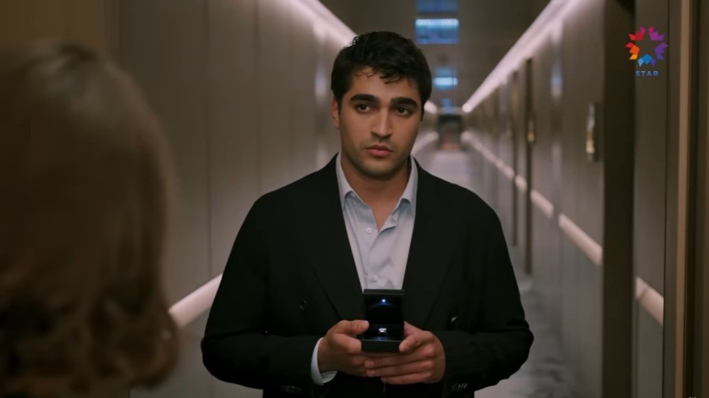 Ferit stoi przed Seyran, trzymając w rękach pudełeczko z pierścionkiem zaręczynowym.