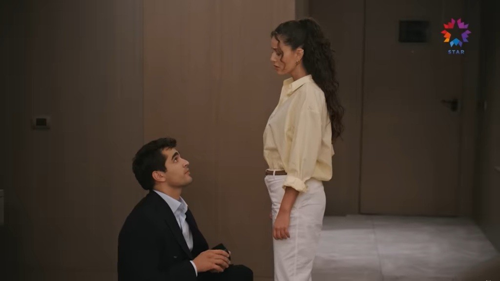 Ferit klęka przed Diyar.