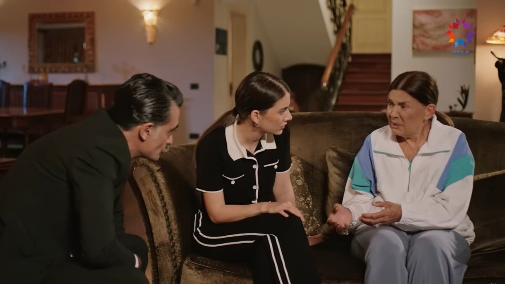 Kazim, Suna i Hatice rozmawiają w salonie.