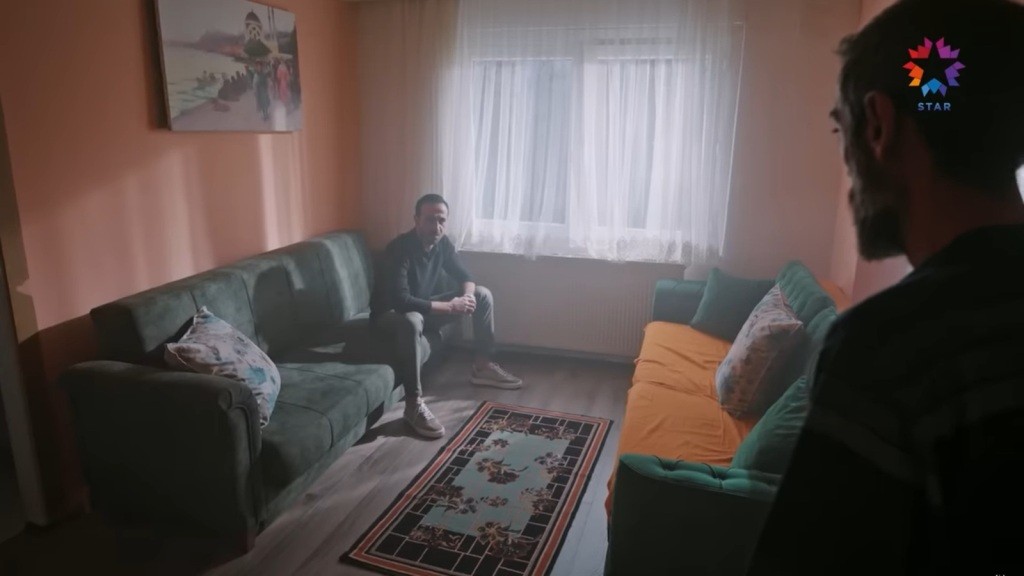 Sevki wraca do domu i zastaje siedzącego na wersalce Abidina.