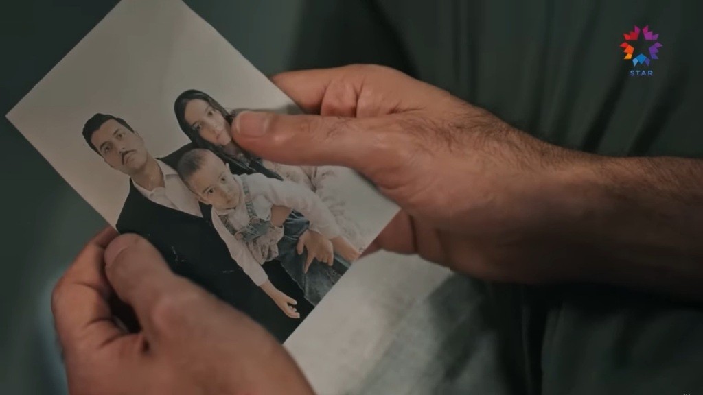 Zdjęcie małego Abidina z jego rodzicami.