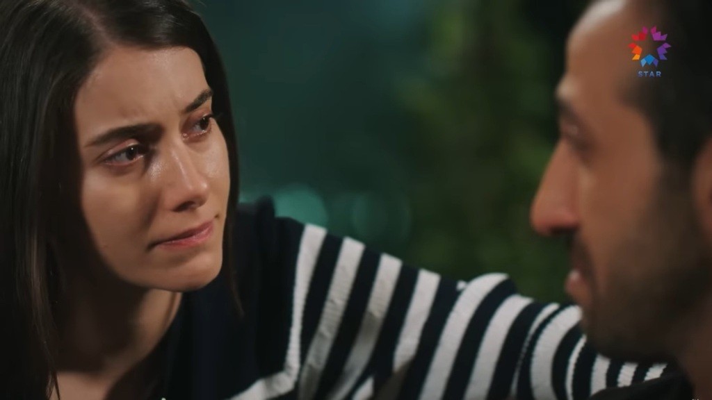 Suna patrzy troskliwie na Abidina, dotykając jego ramienia.