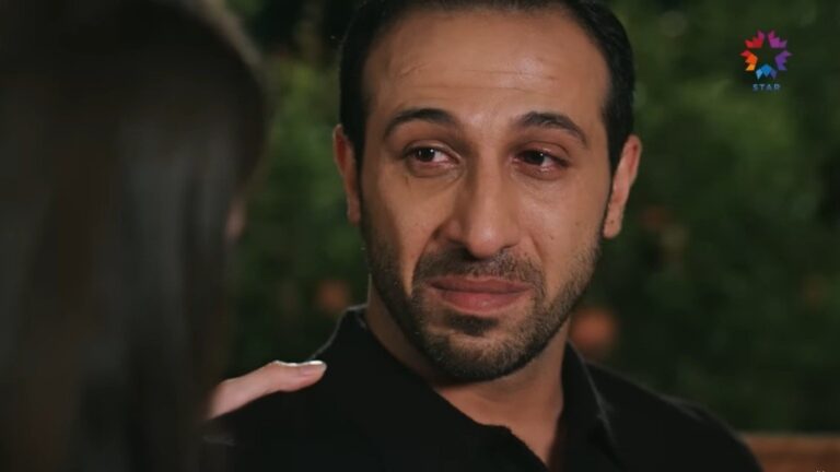 Abidin ma łzy w oczach, gdy patrzy na Sunę.