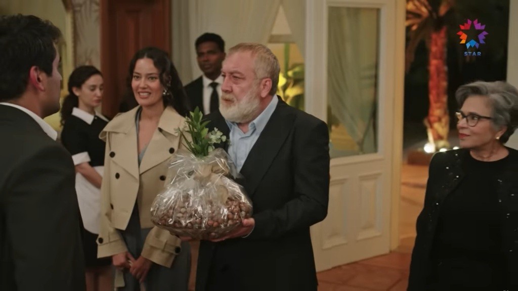 Diyar przychodzi z babcią i dziadkiem do rezydencji Korhanów.