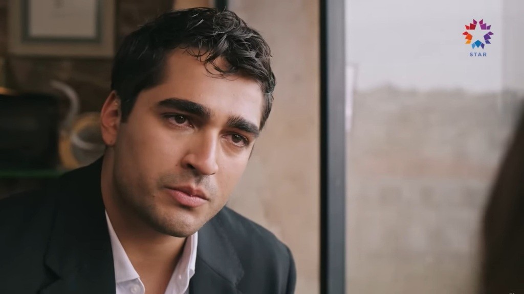 Obraz Ferita, który spogląda z melancholijnym wyrazem twarzy, odzwierciedla smutek, jakby ciężar świata spoczywał na jego ramionach. Jego oczy, pełne smutku, wydają się przenikać w głąb duszy, świadcząc o wewnętrznych zmaganiach i niepokoju.