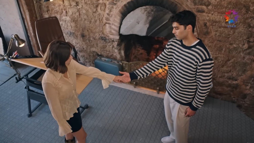 Seyran i Sinan trzymają się za ręce w pracowni.