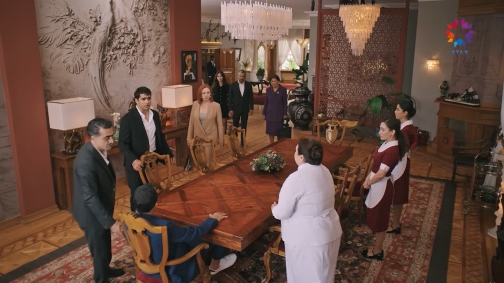 Korhanowie wracają do rezydencji. W jadalnie przy stole siedzi Abidin.