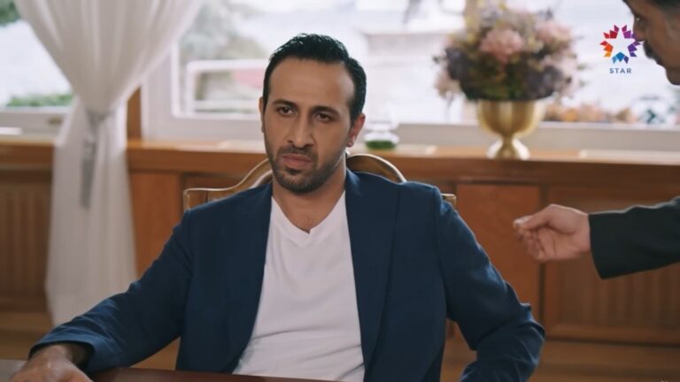 Abidin siedzi przy stole w rezydencji Korhanów.