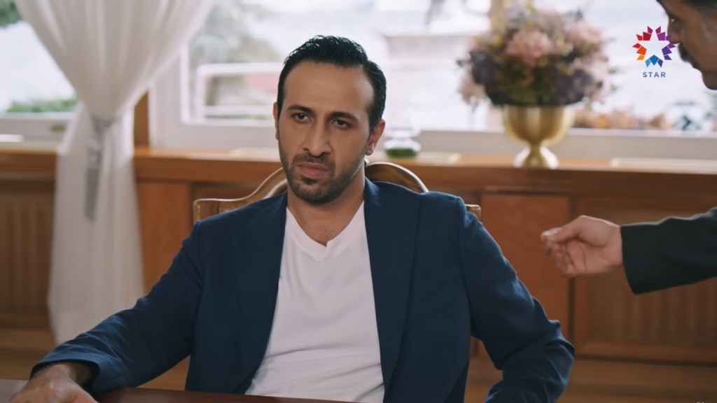 Abidin siedzi przy stole w rezydencji Korhanów.