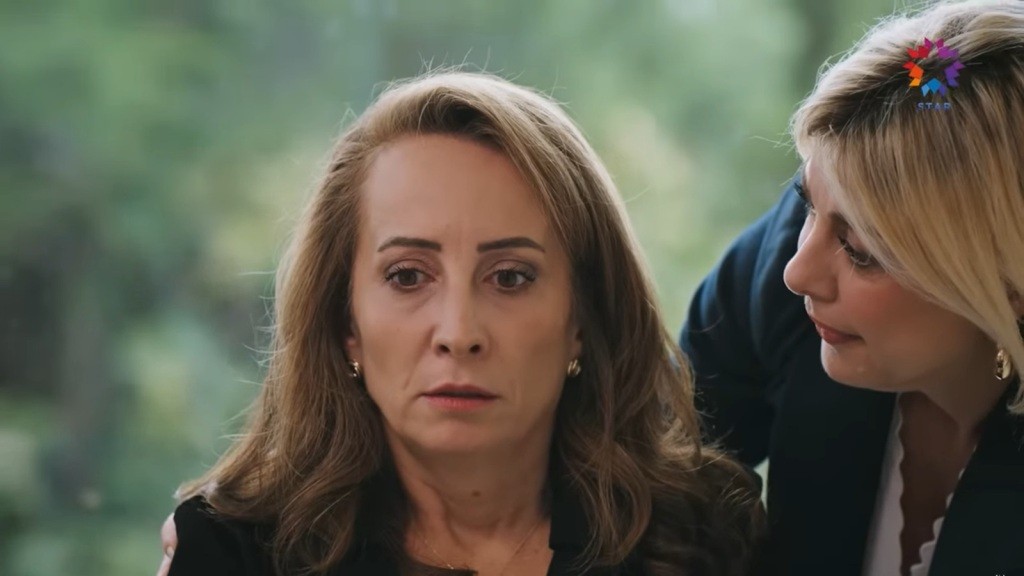 Esme jest w szoku. Gulgun jest obok niej.