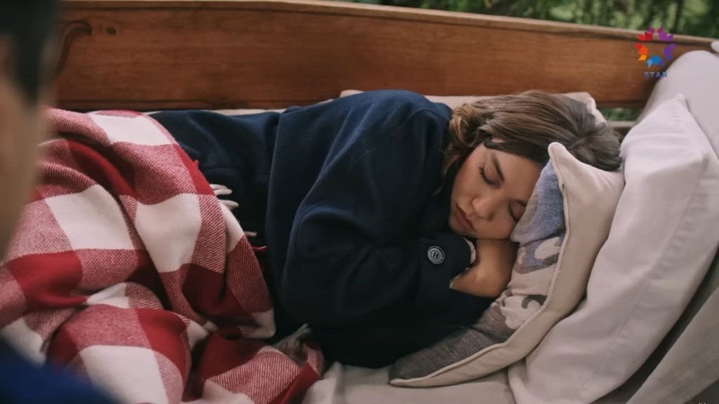 Seyran zasnęła na ławce.