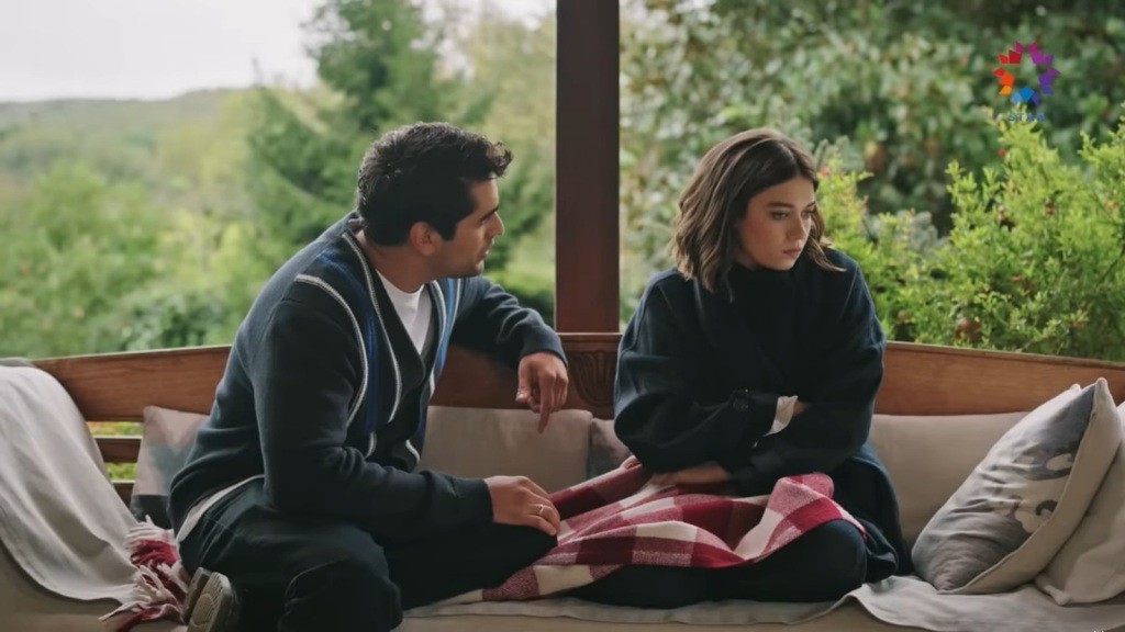 Ferit próbuje porozmawiać z Seyran. Ona odwraca głowę.