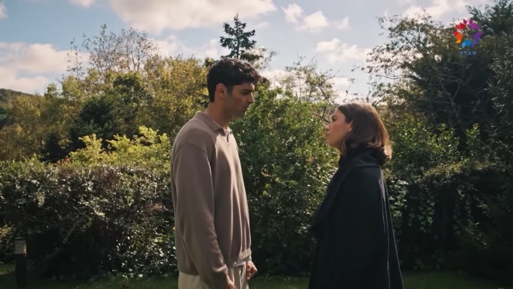 Seyran rozmawia z Sinanem w ogrodzie.