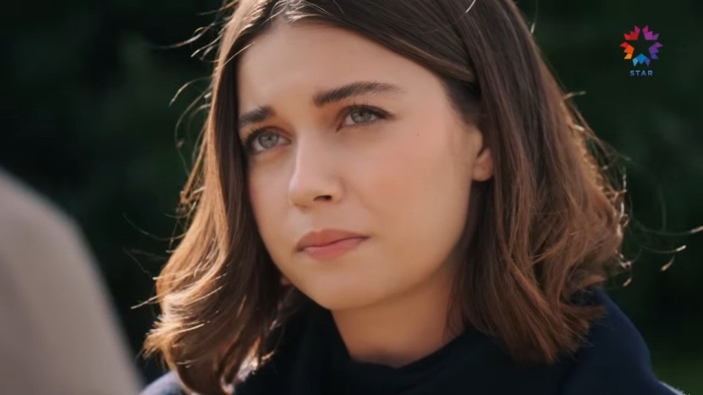 Zbliżenie na przygnębioną twarz Seyran.