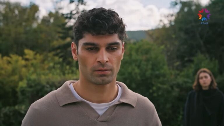 Sinan odchodzi. Na drugim planie widać Seyran, która odprowadza go wzrokiem.