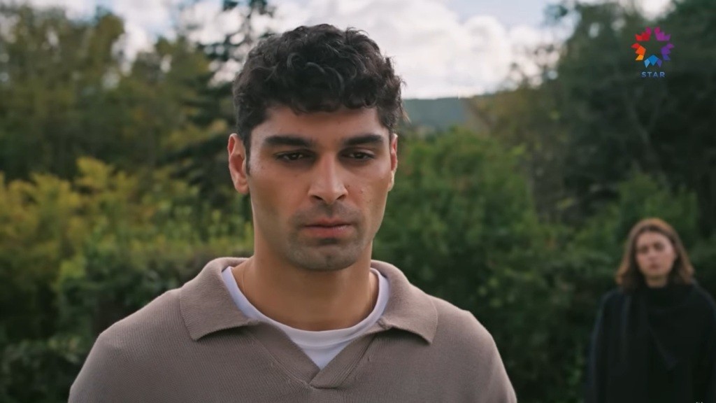 Sinan odchodzi. Na drugim planie widać Seyran, która odprowadza go wzrokiem.