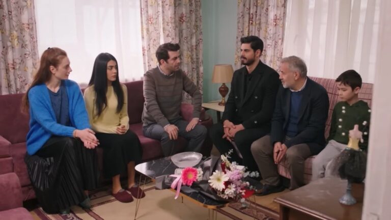 Derya, Hancer i Cemil siedzą na jednej kanapie. Cihan, Ertugrul i Emir siedzą na drugiej kanapie. Na stoliku leży bukiet kwiatów.