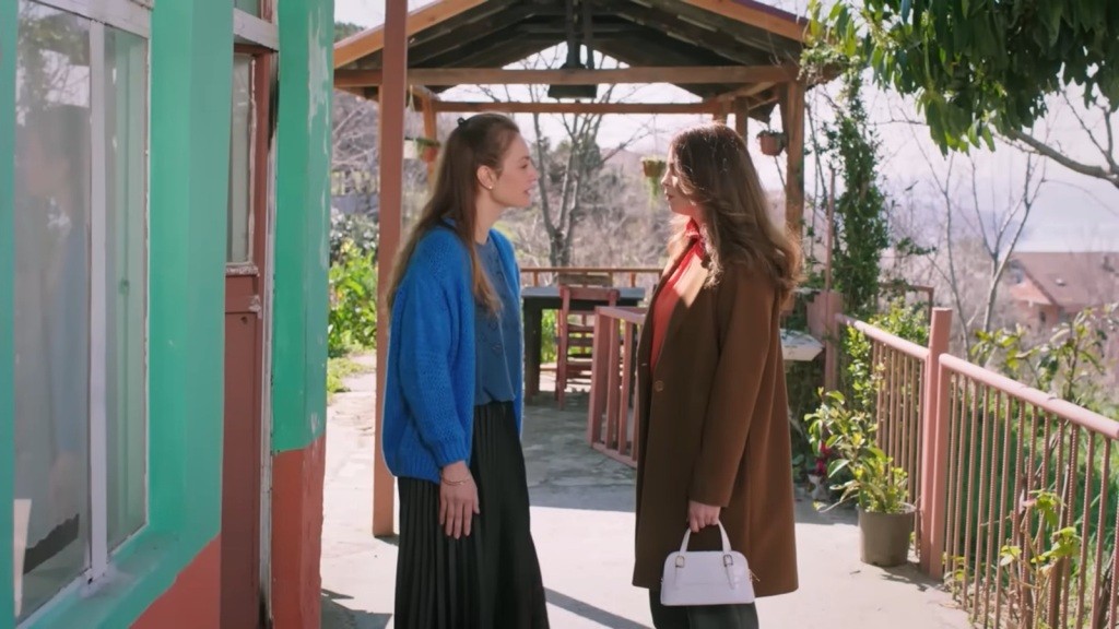 Derya stoi twarzą w twarz z Beyzą na podwórku.