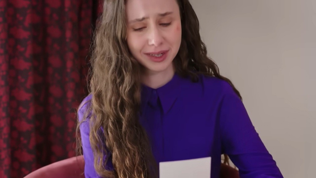 Zapłakana Sinem wpatruje się w zdjęcie.