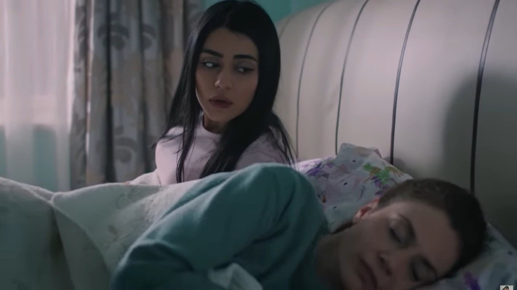 Hancer zerka na śpiącą Deryę.