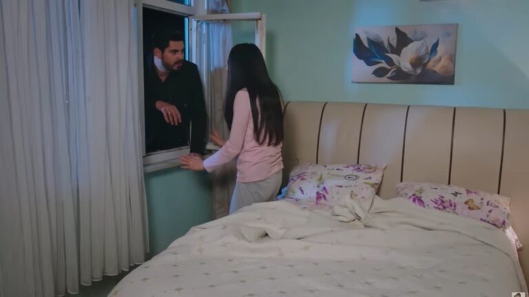 Hancer rozmawia z Cihanem przez otwarte okno.