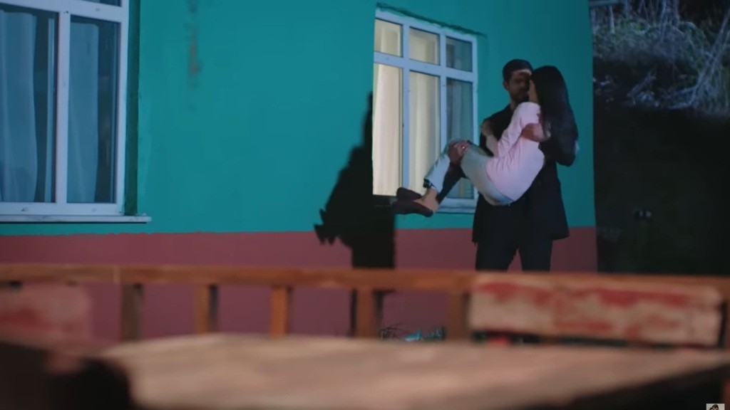 Cihan wynosi Hancer przez okno z pokoju.