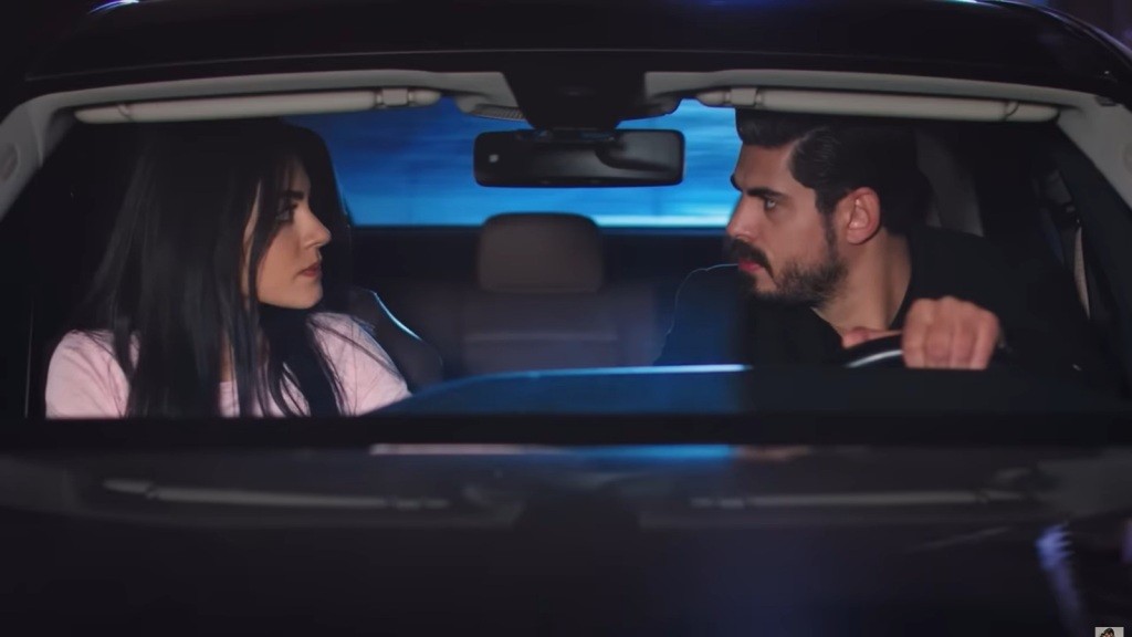 Hancer i Cihan w samochodzie.