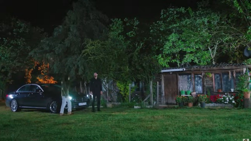 Cihan zabiera Hancer do domu na wsi.