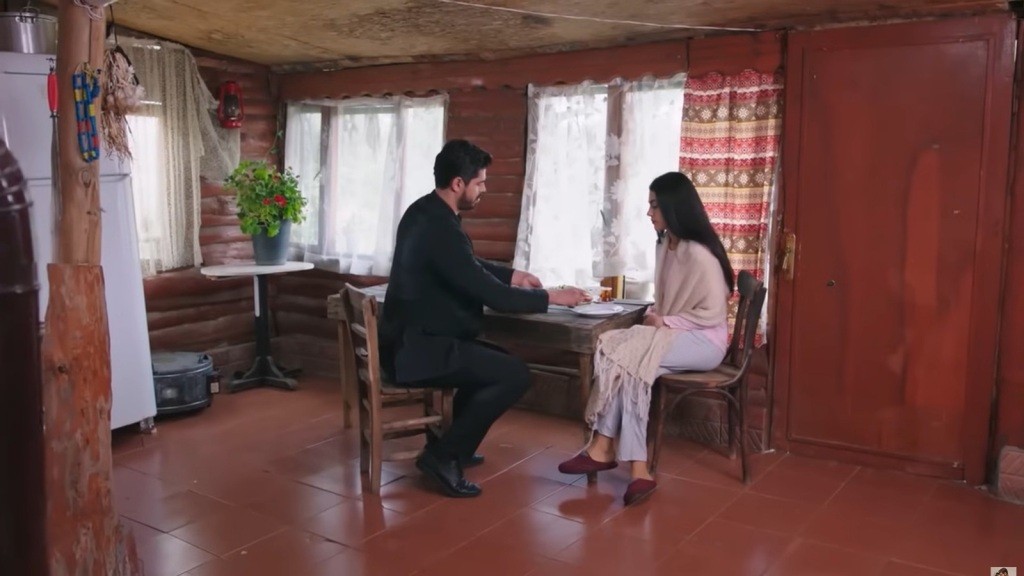 Cihan i Hancer jedzą śniadanie w wiejskim domu.