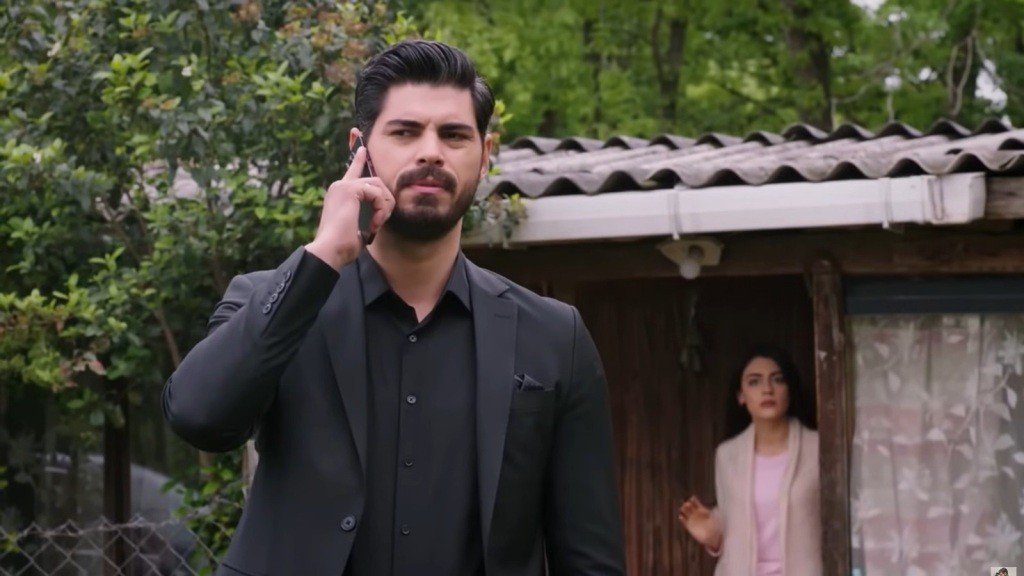 Hancer podsłuchuje rozmowę Cihana.