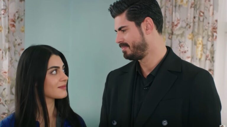 Hancer i Cihan wymieniają porozumiewawcze spojrzenia, a ich twarze rozświetlają promienne uśmiechy.